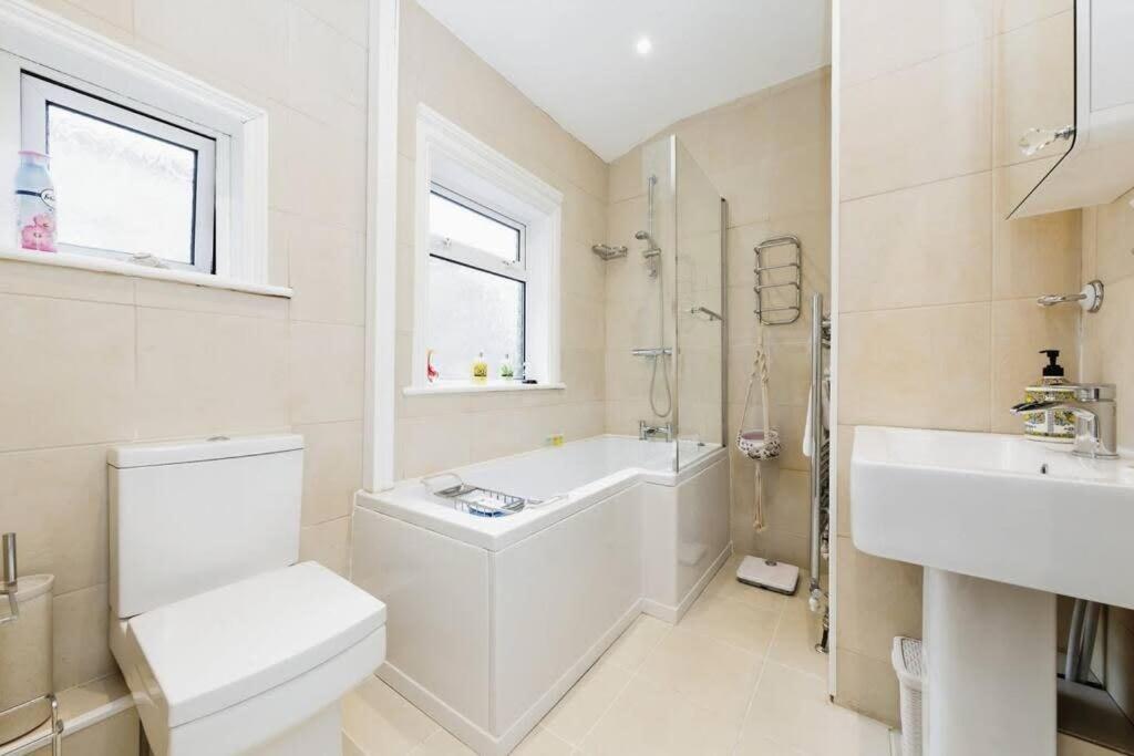 Your Chic 3Br Home Comfort And Style In London Ngoại thất bức ảnh